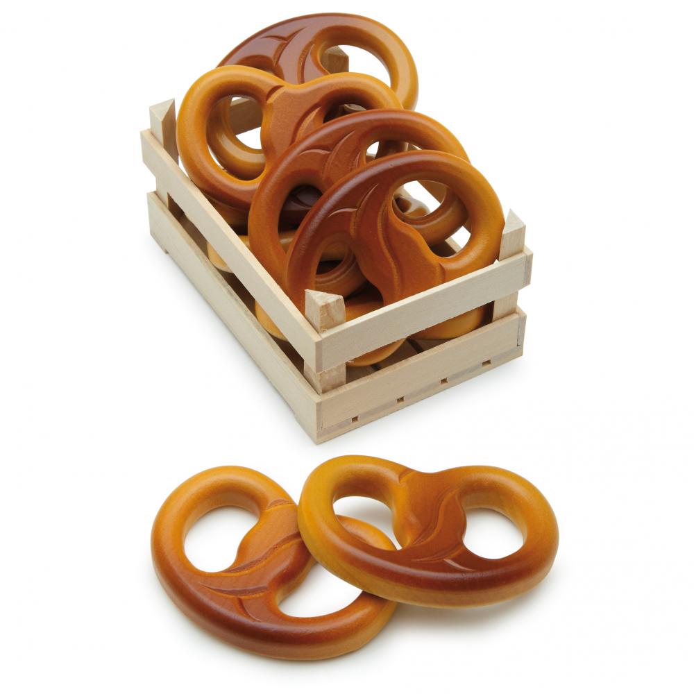 Brezel in Holzkiste braun