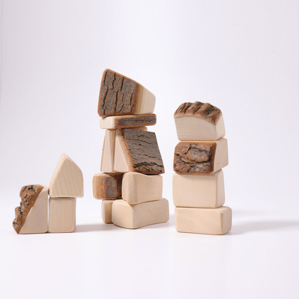 Bauklötze aus Holz mit Rinde